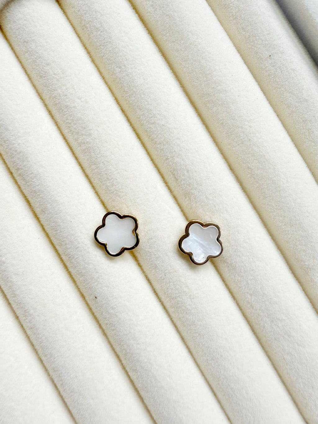 Clover stud earrings black and white — Kimoore