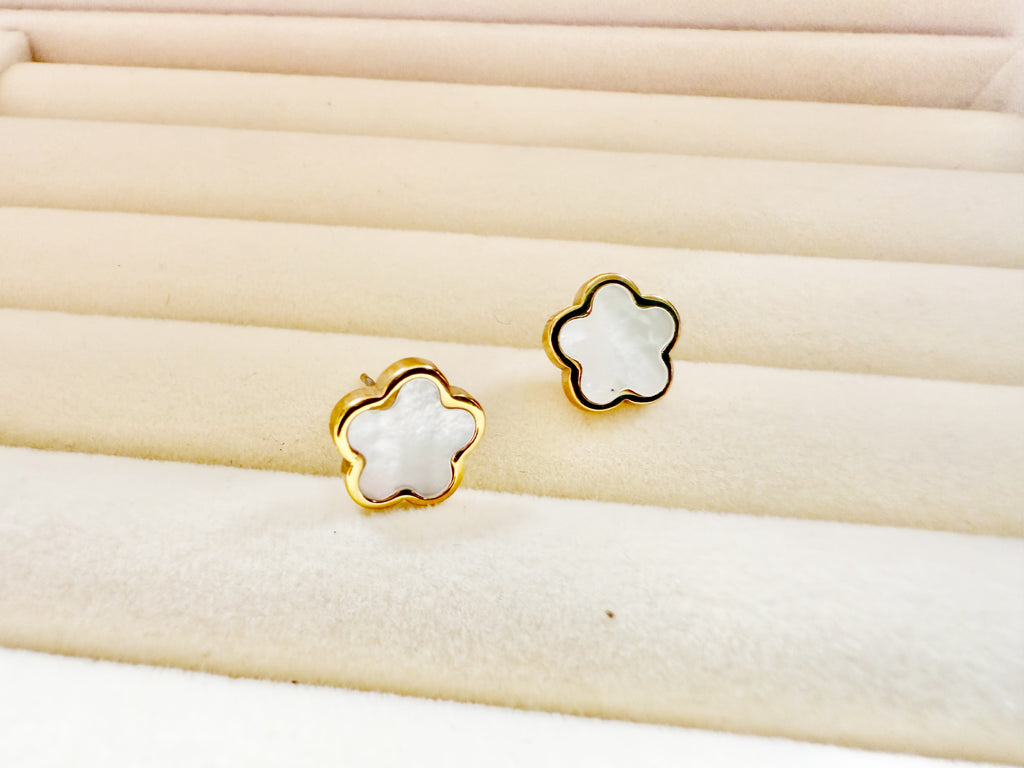 Clover motif gold earrings — Kimoore