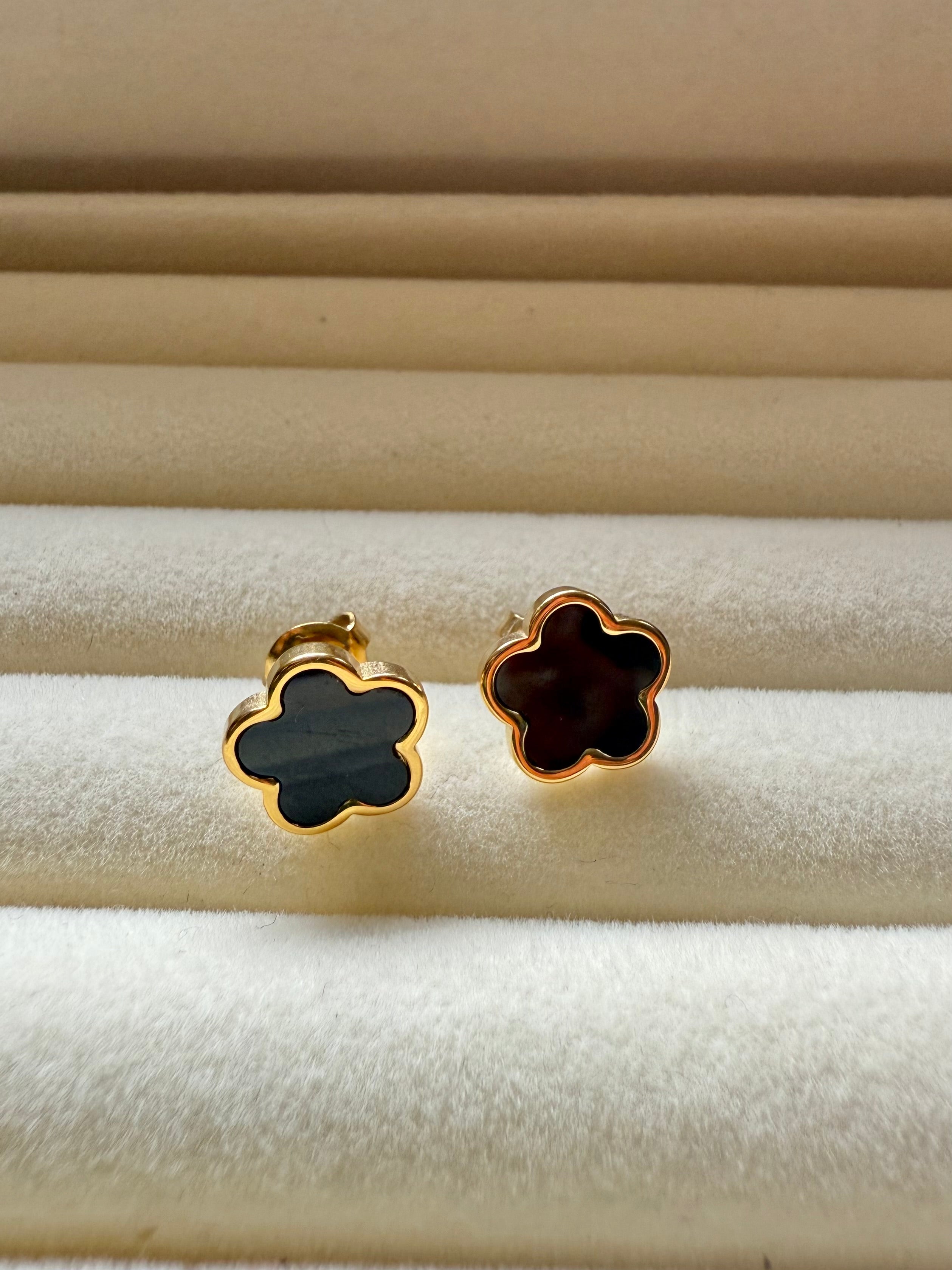 Gold clover earrings close up — Kimoore