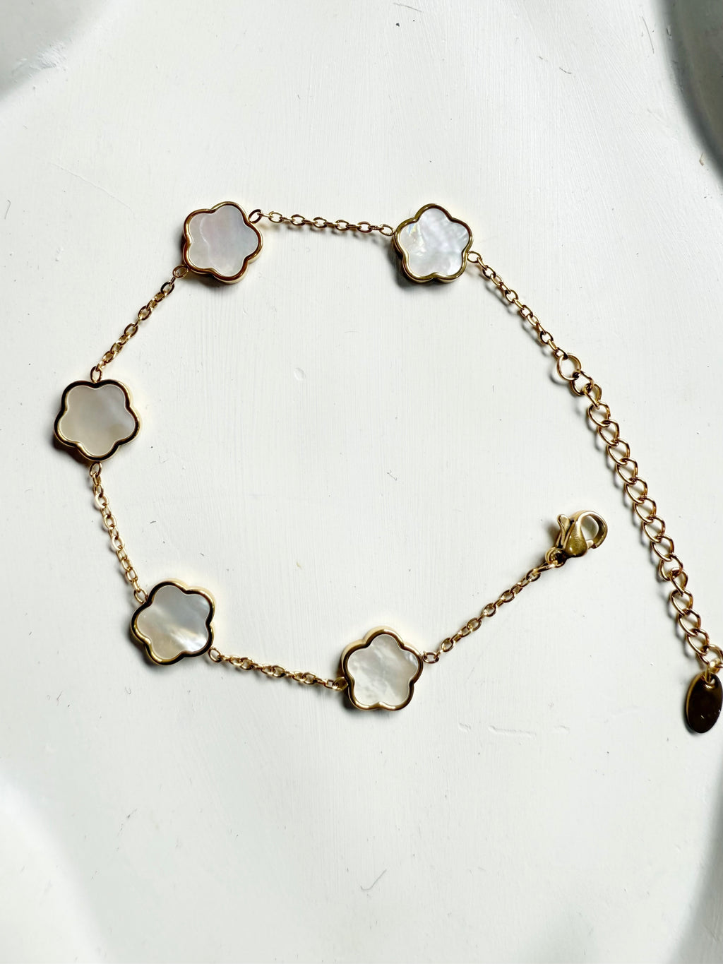 Clover motif gold bracelet close up — Kimoore