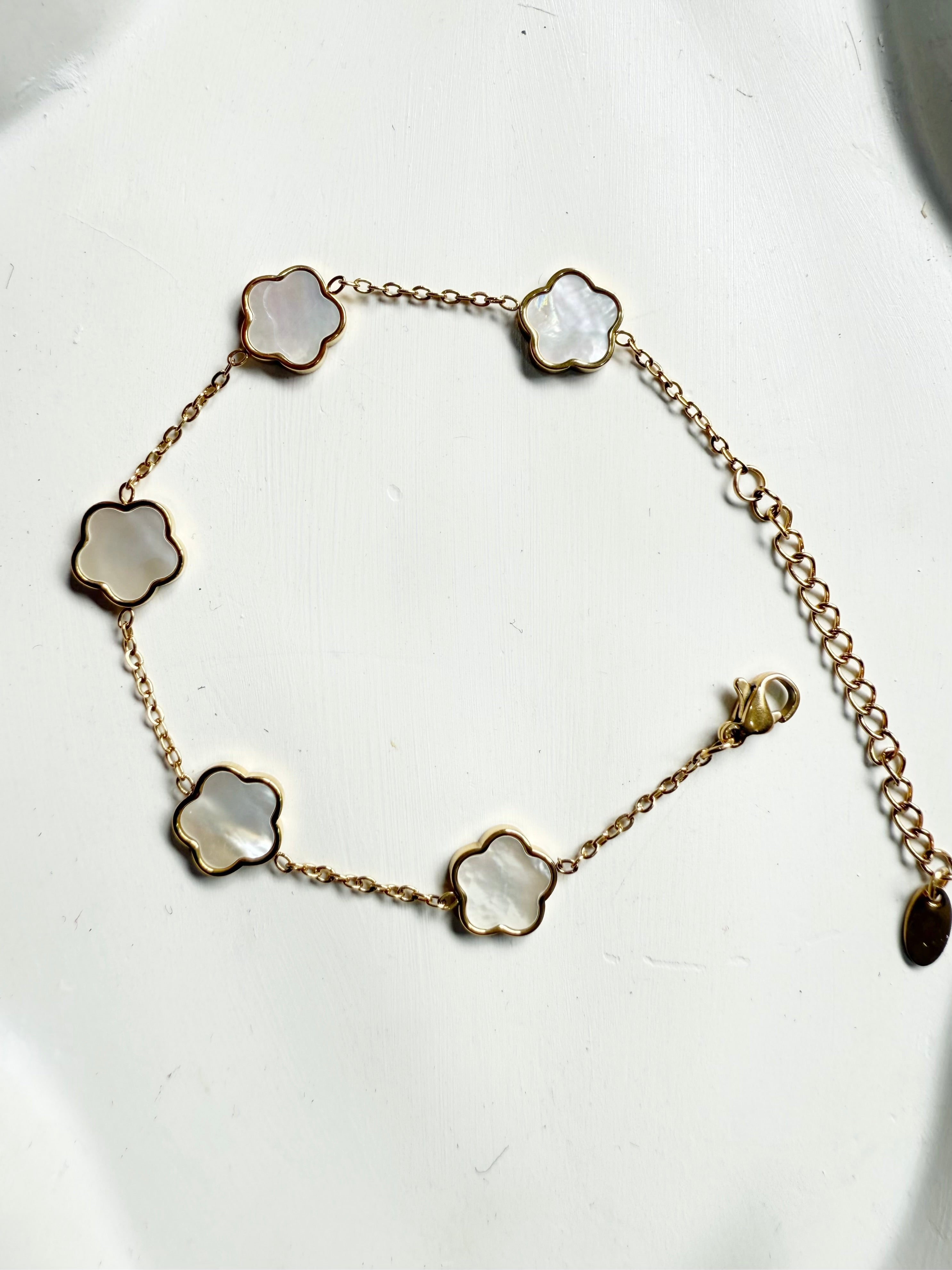 Clover motif gold bracelet close up — Kimoore