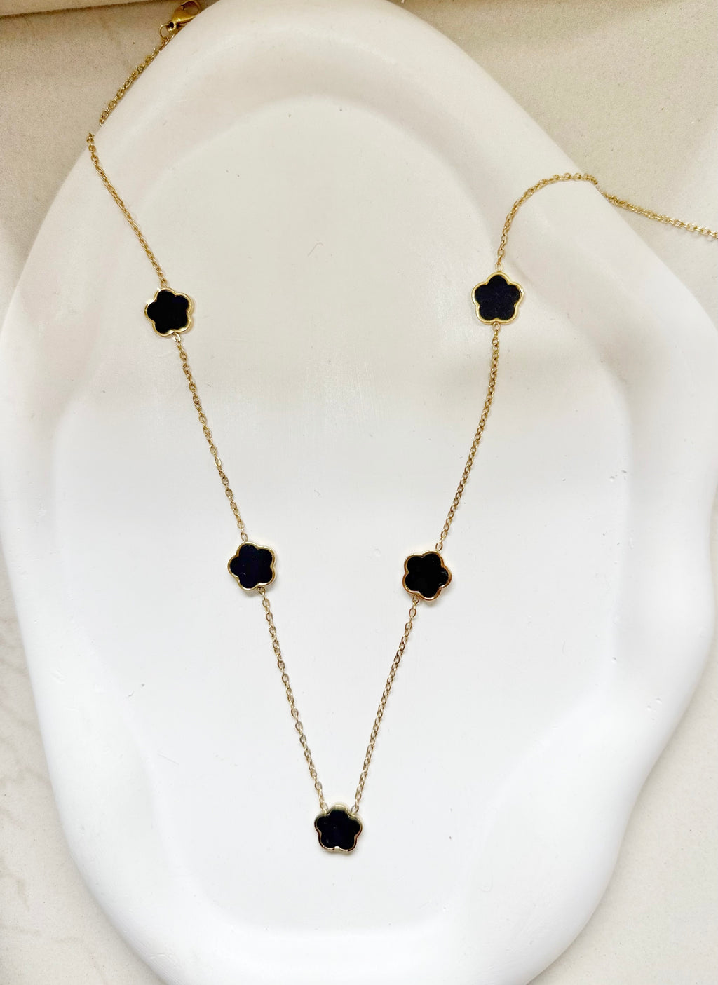 Lucky clover necklace on neck — Kimoore