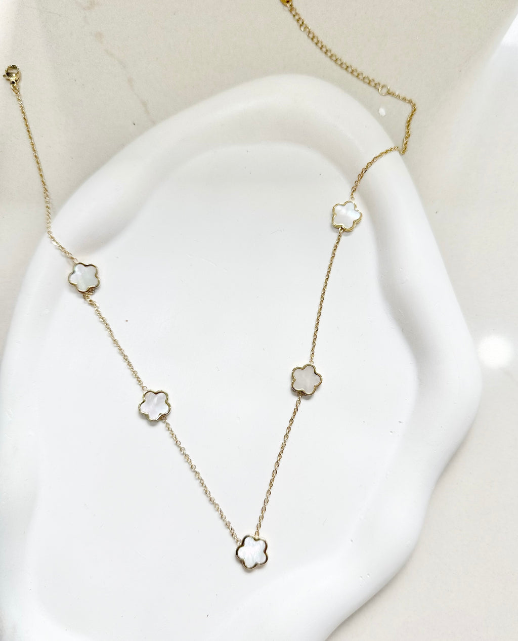 Gold clover pendant necklace close up — Kimoore