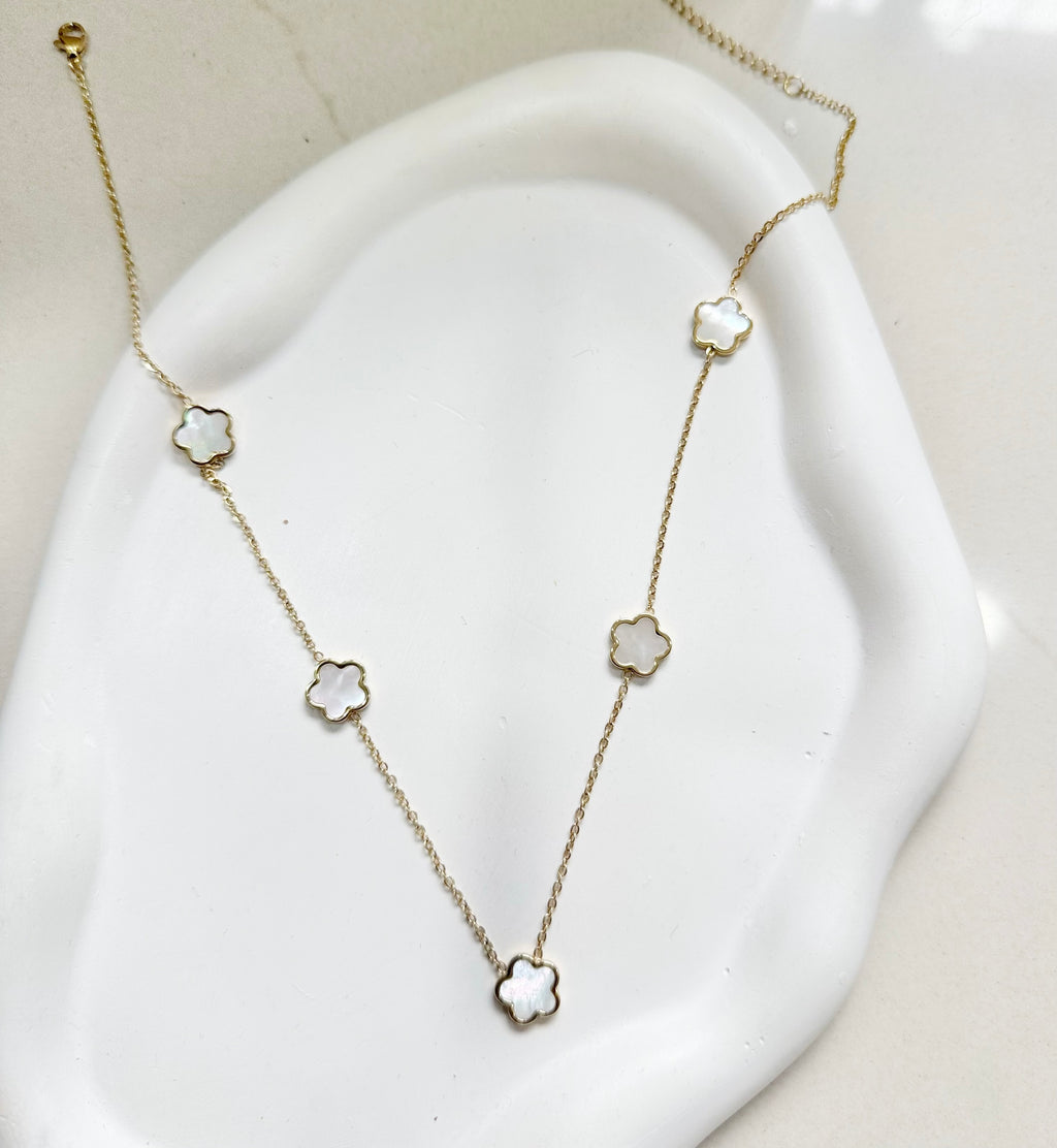 Clover motif gold pendant necklace — Kimoore