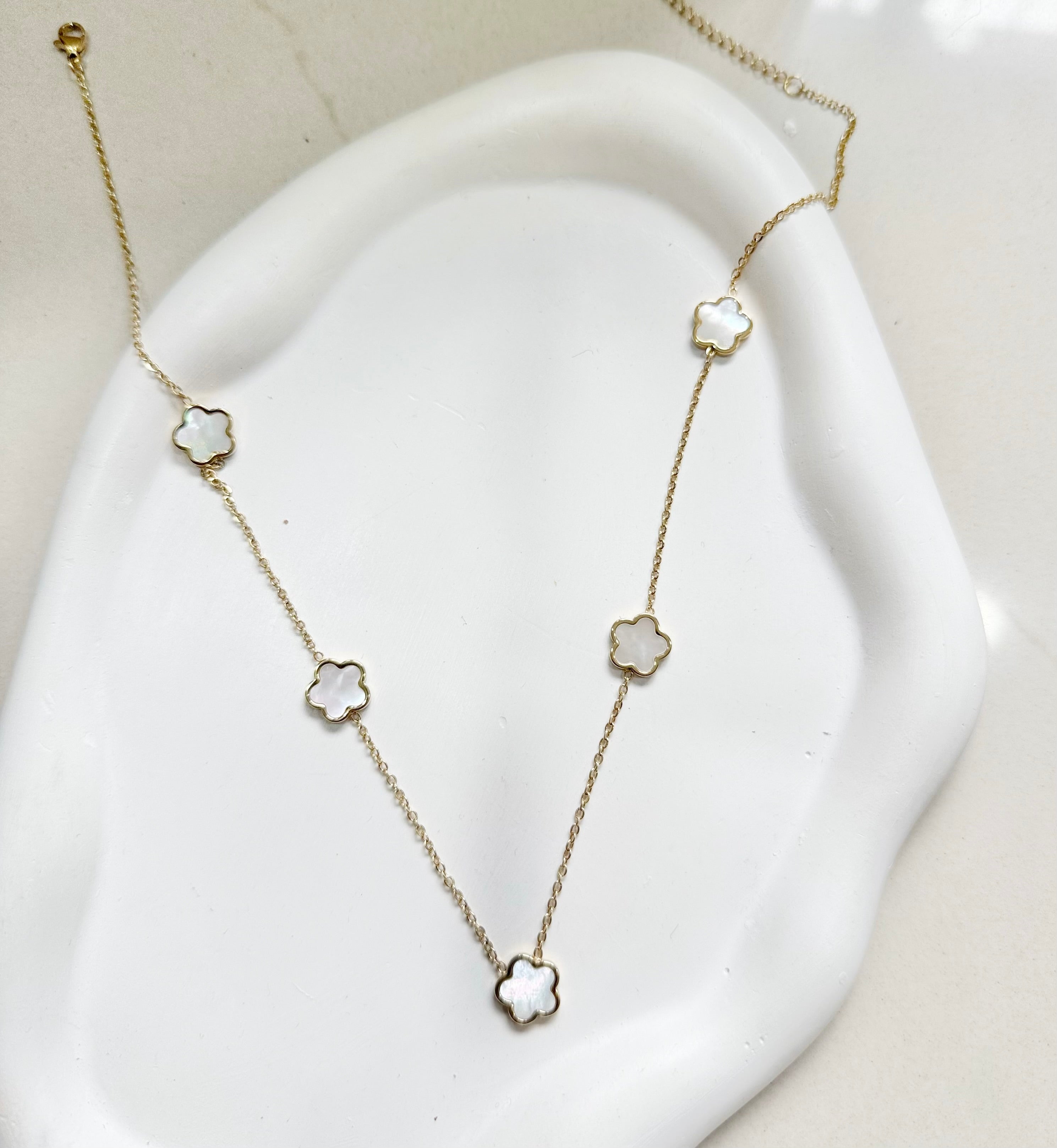 Clover motif gold pendant necklace — Kimoore