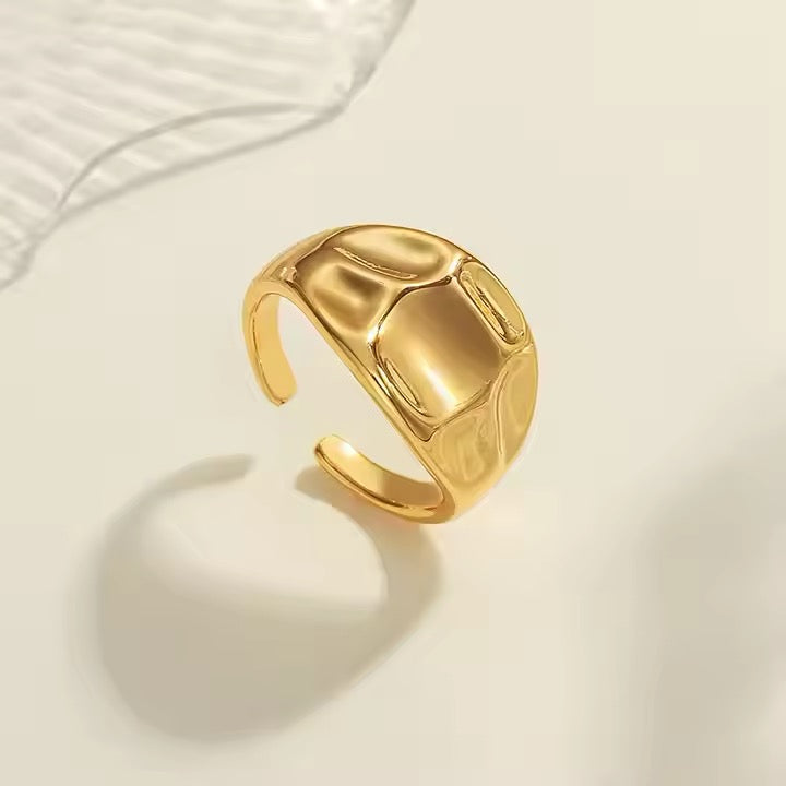 Anti-tarnish chunky gold ring close up — Kimoore