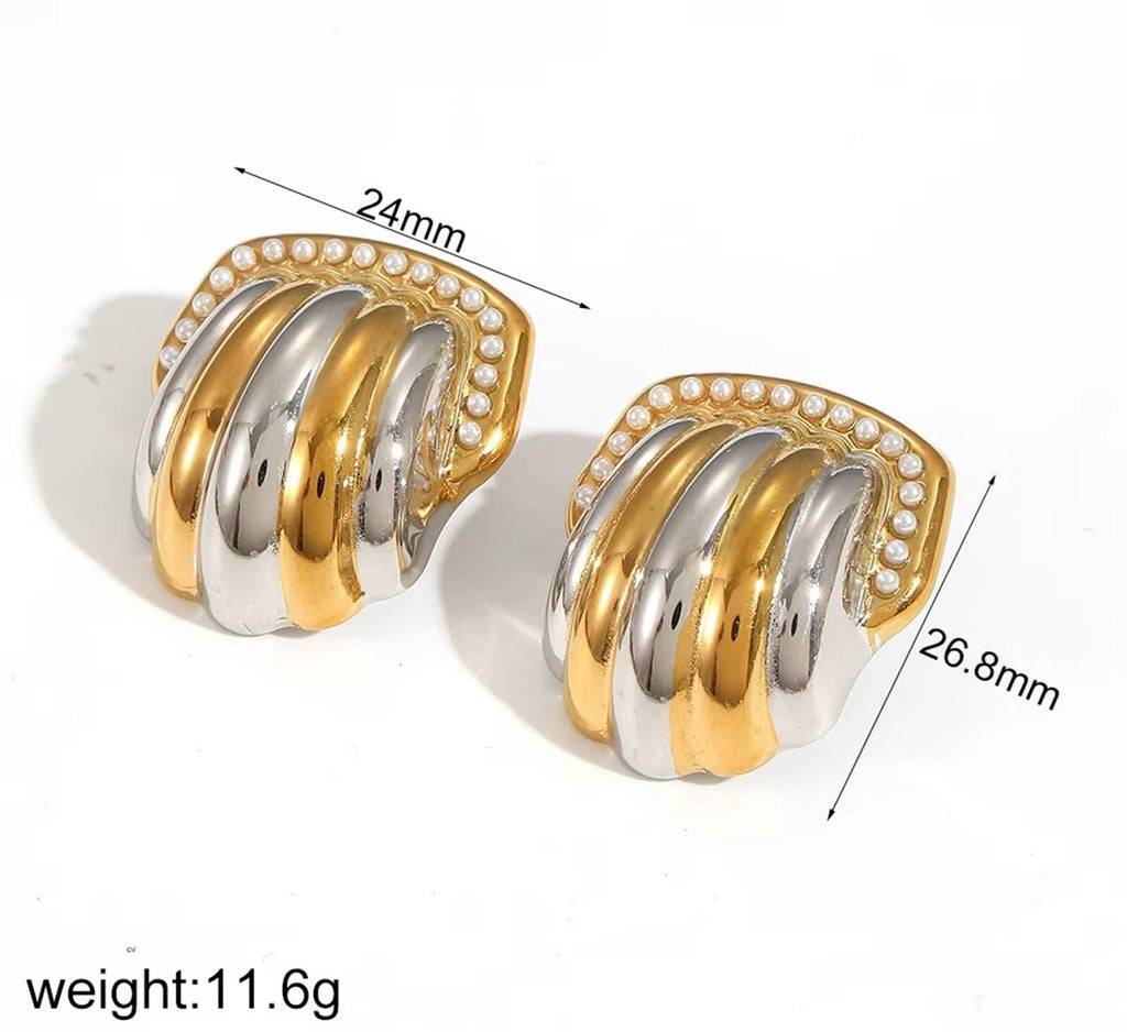 Two Tone Vintage Pearl Stud Earrings - Statement Style