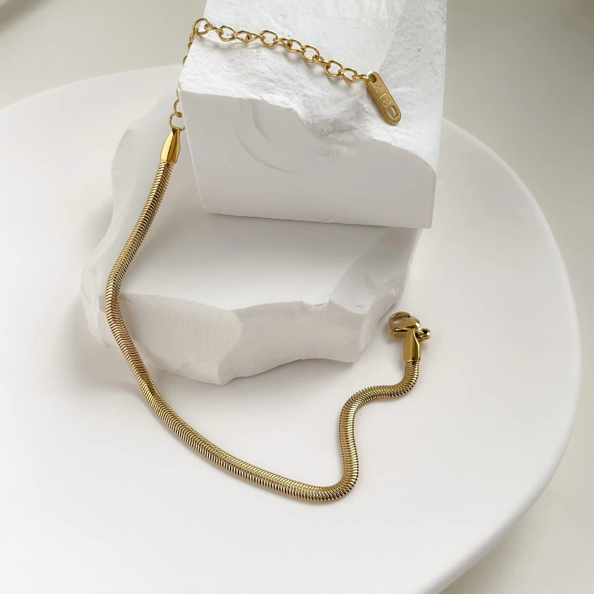 Dainty charm gold bracelet for women — Kimoore